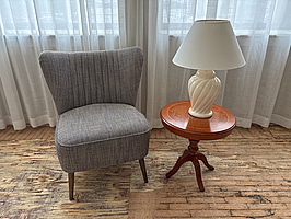 Fåtölj Homeline, sidobord Decca och lampa