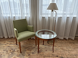 Fåtölj, sidobord och lampa