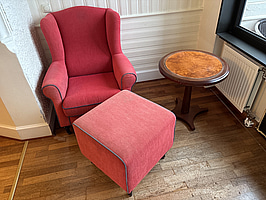 Fåtölj inkl. soffbord och pall
