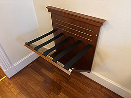 Vägghängd bagageställ