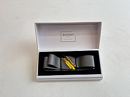 Hårband i läder Balmain Paris, med 14k guldpläterade detaljer