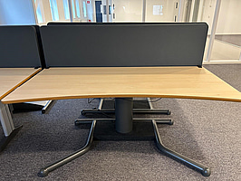 Skrivbord med akustikskydd, höj- och sänkbart, fungerar ej
