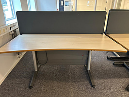 Skrivbord med akustikskydd, höj- och sänkbart, fungerar