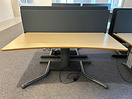 Skrivbord med akustikskydd, höj- och sänkbart, fungerar ej
