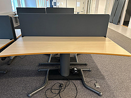 Skrivbord med akustikskydd, höj- och sänkbart, fungerar