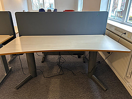 Skrivbord med akustikskydd, höj- och sänkbart, fungerar
