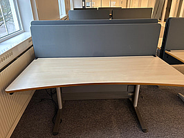 Skrivbord med akustikskydd, höj- och sänkbart, fungerar ej