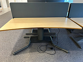 Skrivbord med akustikskydd, höj- och sänkbart, fungerar