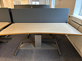 Skrivbord med akustikskydd, höj- och sänkbart, fungerar ej