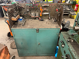 Verktygsbänk med skåp och lådor, utan verktyg