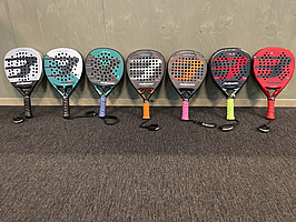Parti med Padelrackets Bullpadelserie Herr 2025, nypris ca 18 000 kr