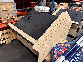 Butiksdisplay, lutande exponeringsbord i trä, specialbyggd