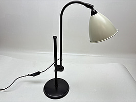 Bordslampa Gubi Bestlite. Ord. pris inkl. moms: ca 5550 kr