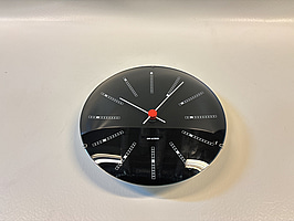 Väggklocka Arne Jacobsen Bankers Clock svart. Ord. pris inkl. moms: ca 2599 kr.