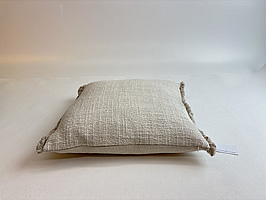 Soffkudde Designers Guild Charroux Chalk. Ord. pris inkl. moms: ca 1950 kr.
