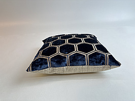Soffkudde Designers Guild Manipur Midnight. Ord. pris inkl. moms: ca 1190 kr.