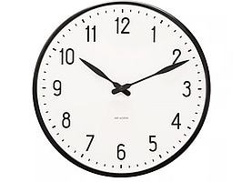 Väggklocka Arne Jacobsen Station vit/svart. Ord. pris inkl. moms: ca 3699 kr.
