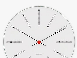 Väggklocka Arne Jacobsen Bankers vit. Ord. pris inkl. moms: ca 2999 kr.