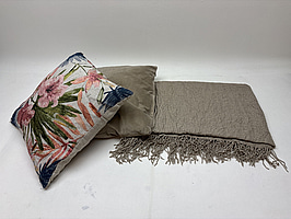 2 st. Kuddar och filt Lager 157