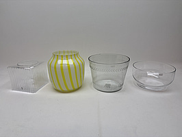 Parti med diverse vaser och skålar.