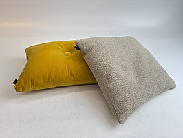2 st. Soffkuddar Hay, gul och sand. Totalt ord. pris inkl. moms: 2698 kr.