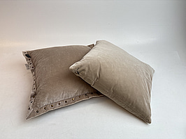 2 st. Soffkuddar Vipp och Classic Collection. Ord. pris inkl. Moms: ca 1090 kr.