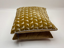2 st. Soffkuddar Designers Guld och Classic Collection, Totalt ord. pris inkl. moms: ca 2100 kr
