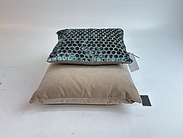 2 st. Soffkuddar Designers Guild och Vipp, Ord. pris inkl. moms: ca 2149 kr.