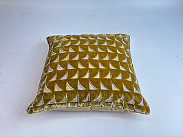 Soffkudde Designers Guild, guld. Ord. pris inkl. moms: ca 1950 kr.