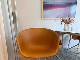 6 st. konferensstolar, HAY, About a Chair AAC21, 59 cm x 52 cm x 79 cm, brunt läder (silk leather cognac) med polerad aluminium bas, patina i lädret