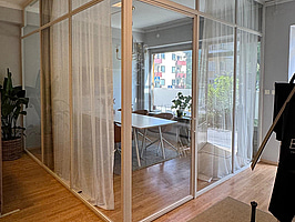 Glasvägg med dörr & skiljevägg i vinkel Stolt smide & design 360 cm x 321 cm