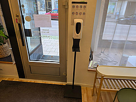Entrématta och handspritdispenser