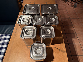 Rostfria kantiner, med lock, 9st