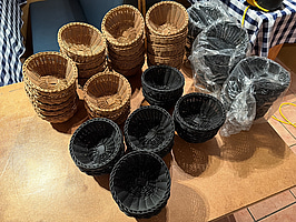Flätade korgar, 24 st. svarta, 23 st. bruna