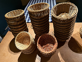 Flätade korgar i olika storlekar