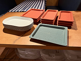 Rektangulära serveringsfat/tallrikar, set i terrakotta/teal, ovala vita