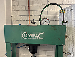 Verkstadspress fotmanövrerad, Compac FP20-G6