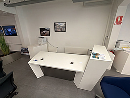 Kontorsplats med skrivbord samt 3 st sidobord