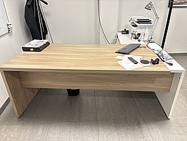 Skrivbord inkl. hurts, skrivare och dokumentförstörare