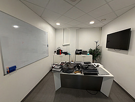 Kontorsrum med tv och skrivbord - obs inga datorer eller it utrustning eller kameror