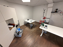 Kontorsmiljö med höj sänkbart skrivbord , 2 st. skrivare HP och hyllor