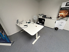 Kontorsmiljö med höj sänkbart skrivbord, 2 st. sidobord och HP skrivare