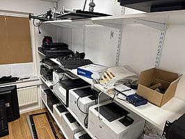 Skrivare, TV-apparater och accesspunkter från Cisco, rack, datorskärmar och övrig elektronik