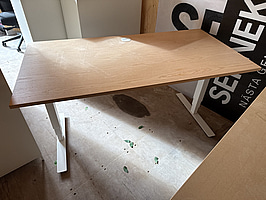 3 st kontorsplatser (elektriska EFG skrivbord + stolar)