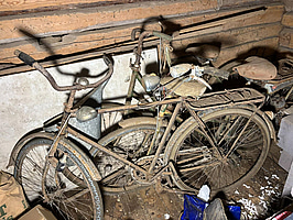 3 st.cyklar, en med påhängsmotor