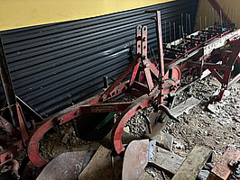 2 st. äldre plogar, Överums och Kvarnelands