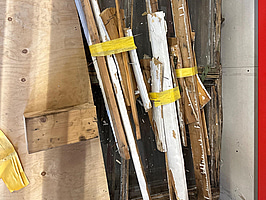 Träfönsterbågar med glas