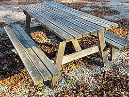 1 st. Picknickbord med bänkar i trä