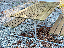 5 st. Picknickbord med två bänkar, trä