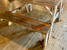 1 st. Picknickbord med bänkar i trä.